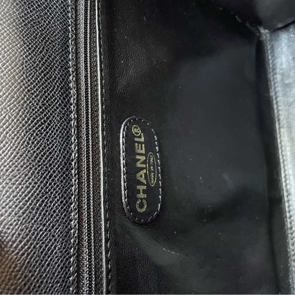 Vintage Chanel Classic Black Shoulder Bag with Gold Accents - Picture 8 of 15